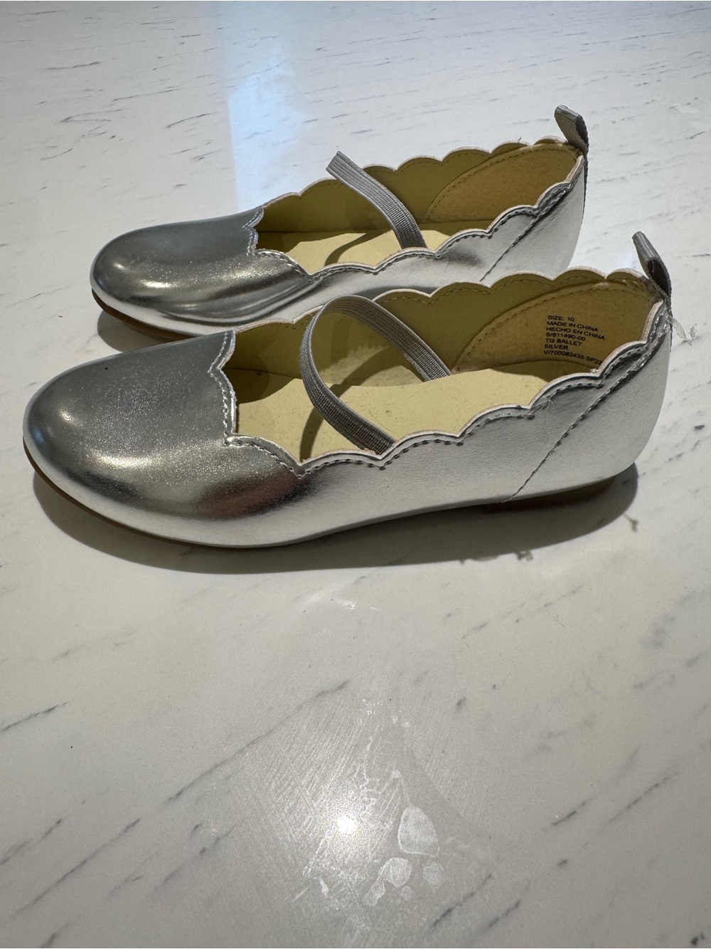 GAP Girls 10 Metallic Silver Scalloped Mary Jane Flats NWOT